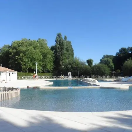 Dans Chateau Saint-Germain-du-Seudre