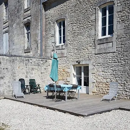 Dans Chateau بيت للعطل Saint-Germain-du-Seudre