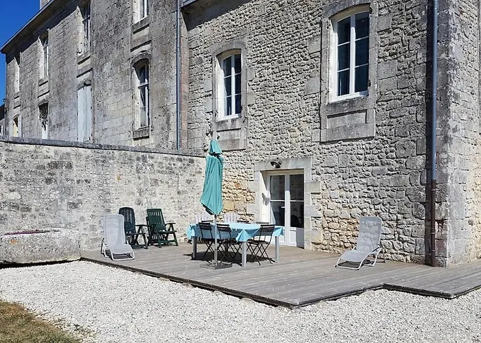 Dans Chateau بيت للعطل Saint-Germain-du-Seudre