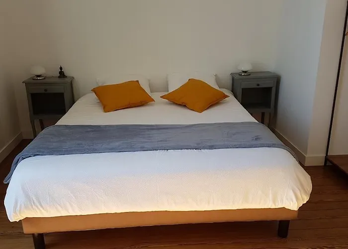 Dans Chateau بيت للعطل Saint-Germain-du-Seudre